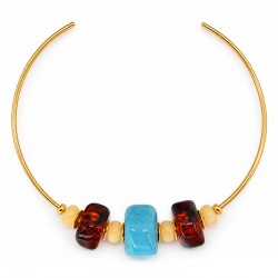 Collar con cuentas de turquesa y ámbar sobre un collarín dorado