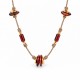 Collier avec perles rouges et entretoises dorées sur cordon marron