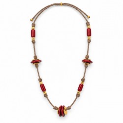 Collier avec perles rouges et entretoises dorées sur cordon marron