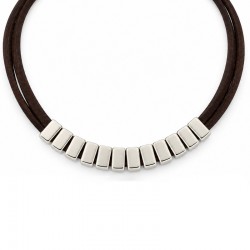 Collier avec des éléments rectangulaires en argent sur un cordon marron