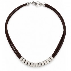 Collar con elementos rectangulares de plata en cordón marrón