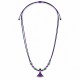 Collier avec pendentif violet et perles vertes sur un cordon double