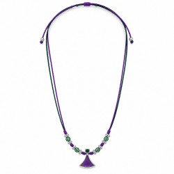 Collier avec pendentif violet et perles vertes sur un cordon double