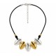 Collier avec Breloques en Forme de Feuilles Dorées et Argentées sur Cordon Noir