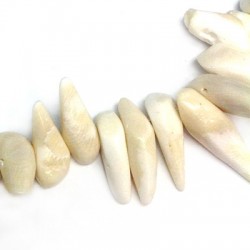 Charm di Corallo Sintetico Dente Irregolare ~7x25mm (~56pz/filo)