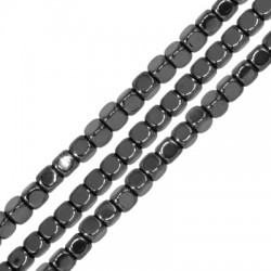 Distanziatore di Ematite Qubetto 4mm (~40cm/filo)