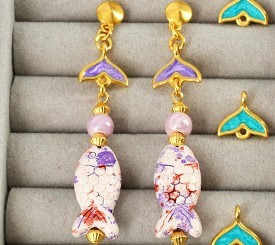 EARRINGS W/ PURPLE TAIL