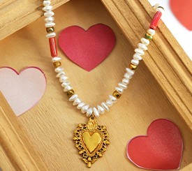 NECKLACE W/ GOLD HEART