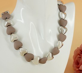 NECKLACE W/ ACRYLIC HEARTS