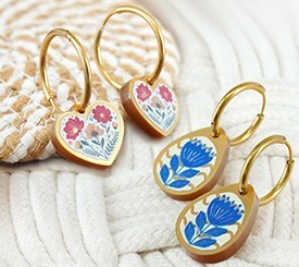 EARRINGS W/ ACRYLIC FLOWER